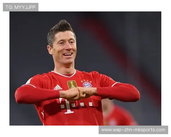 莱万甩头摆渡打开突破口,拜仁前场衔接更自然 莱万甩头摆渡打开突破口,拜仁前场衔接更自然